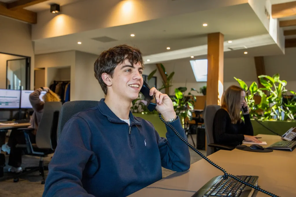 Matthias aan de telefoon op de planning