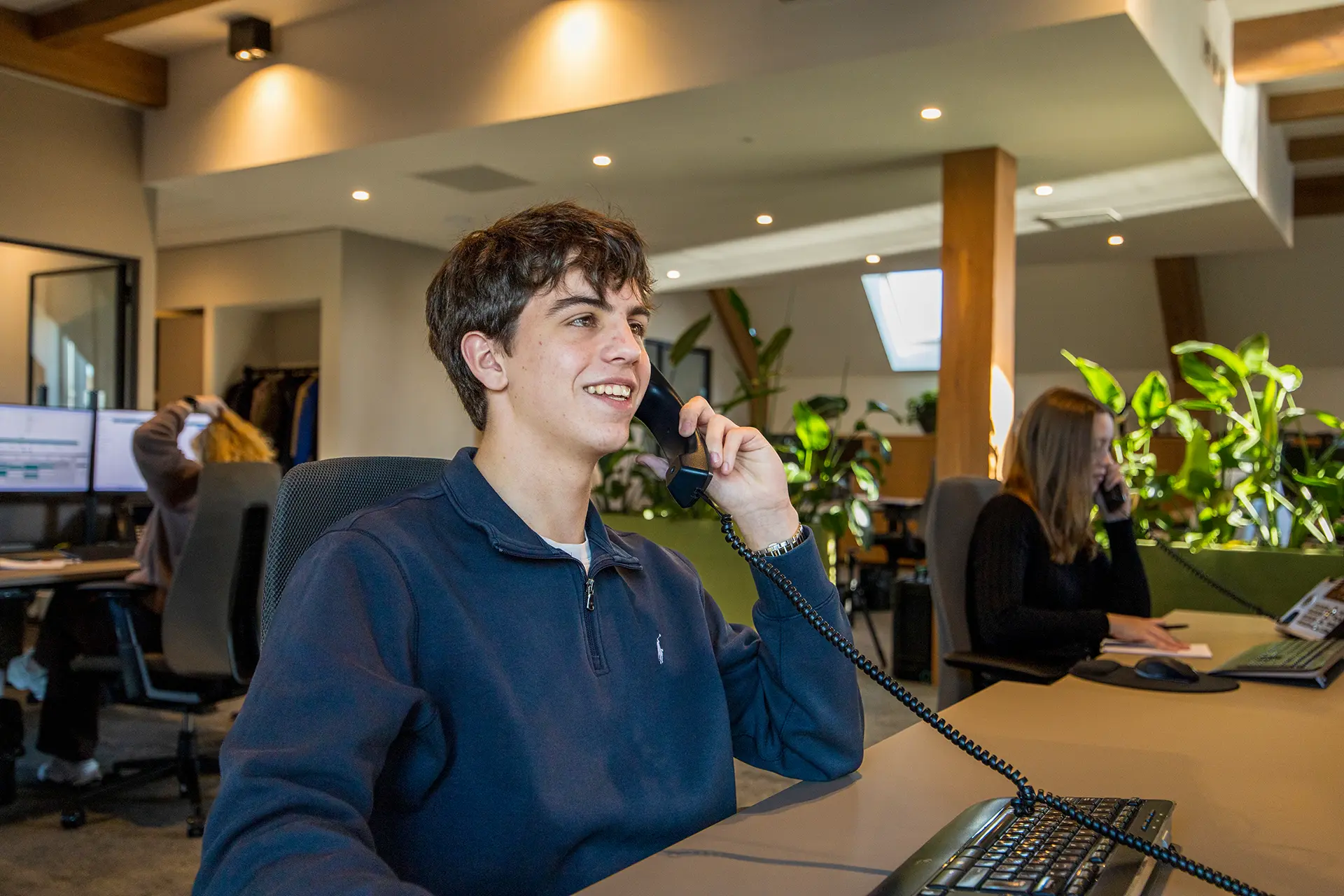 Matthias aan de telefoon op de planning